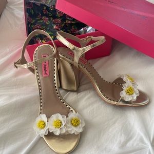 Betsey Johnson Sedona gold daisy heel